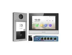 Hikvision DS-KIS604-S(B) - Sada IP videotelefonu, dveřní stanice, PoE switche a MicroSD karty 